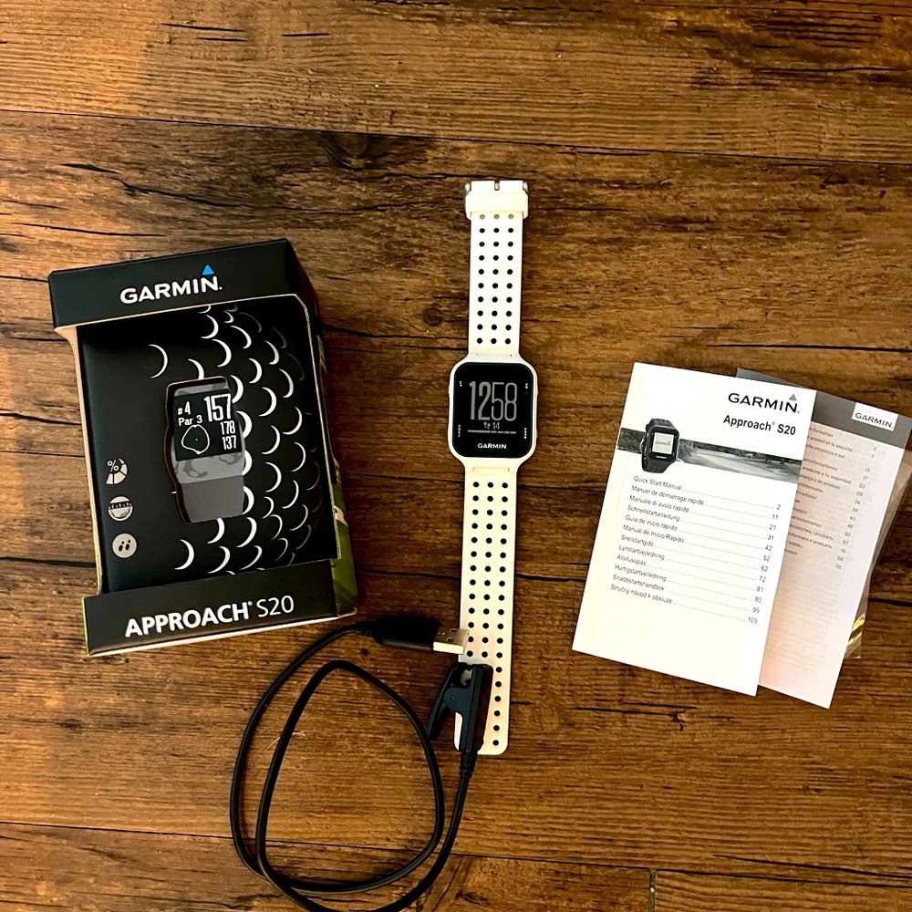 GARMIN APPROACH S20 GOLF WATCH ~LIFETIME COURSE UPDATES~CHARGER & INSTRUCTIONS